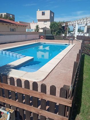 Foto 1 de Casa adossada en venda a Amposta de 3 habitacions amb terrassa i piscina