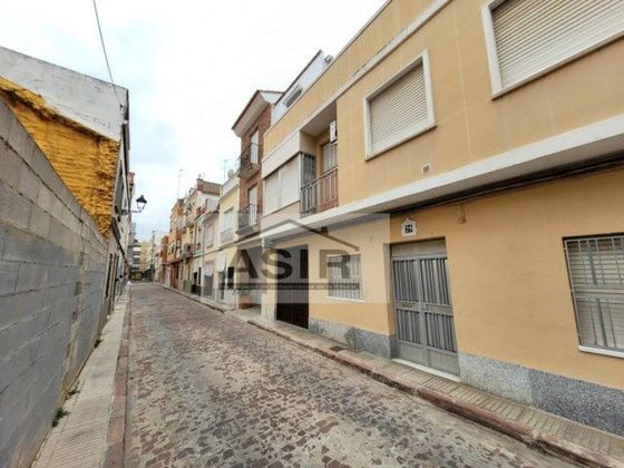 Foto 2 de Casa adossada en venda a calle Doctor Ferrán de 5 habitacions amb terrassa i garatge