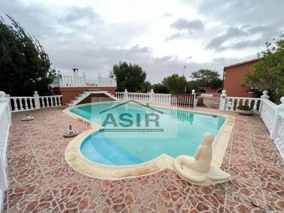 Foto 1 de Casa adossada en venda a Zona Polígono de 6 habitacions amb terrassa i piscina