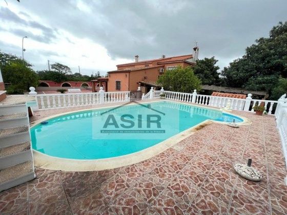Foto 2 de Casa adossada en venda a Zona Polígono de 6 habitacions amb terrassa i piscina