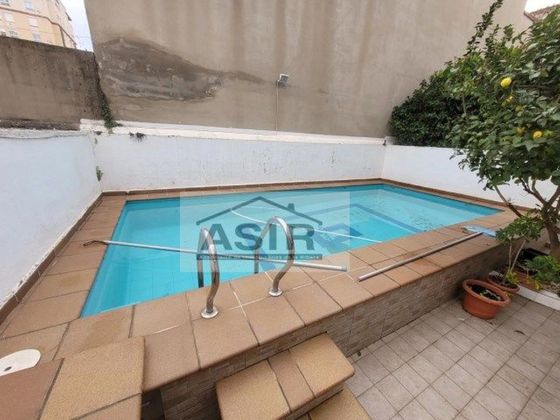 Foto 1 de Casa adossada en venda a calle Gabriela Mistral de 5 habitacions amb terrassa i piscina