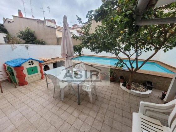 Foto 2 de Casa adossada en venda a calle Gabriela Mistral de 5 habitacions amb terrassa i piscina