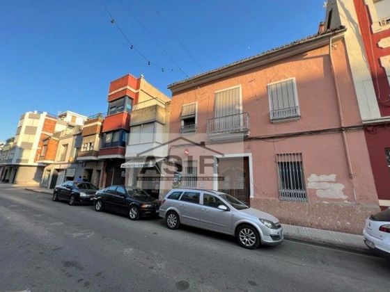 Foto 2 de Casa adosada en venta en calle Josep Pau Margantoni de 5 habitaciones con terraza y piscina