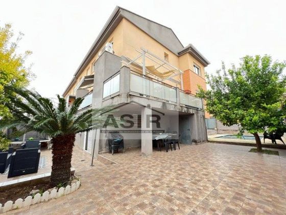 Foto 2 de Casa adosada en venta en calle Comarques Valencianes de 3 habitaciones con terraza y piscina