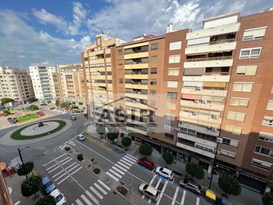 Foto 1 de Pis en venda a avenida Sants Patrons de 5 habitacions amb garatge i balcó