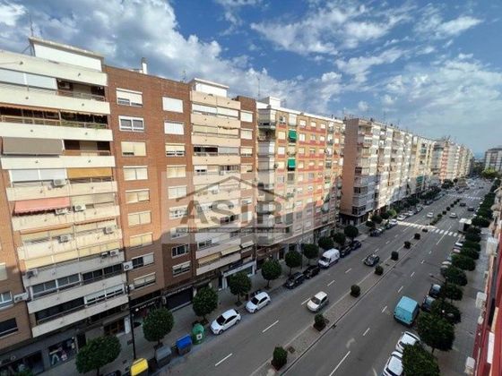 Foto 2 de Pis en venda a avenida Sants Patrons de 5 habitacions amb garatge i balcó