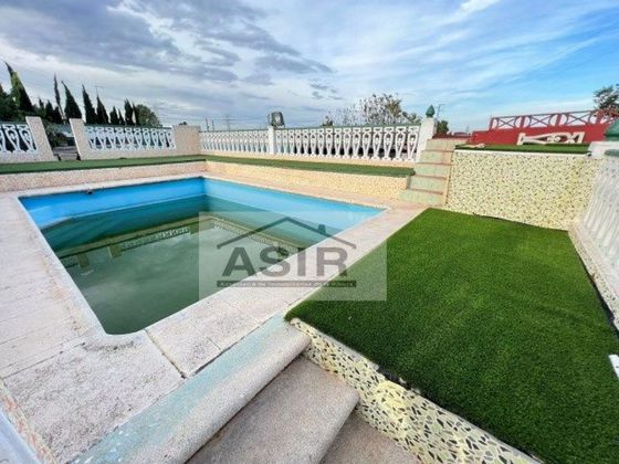 Foto 2 de Casa adosada en venta en calle CV de 3 habitaciones con terraza y piscina