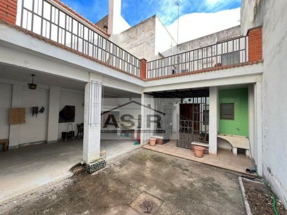 Foto 2 de Casa adossada en venda a calle Llosa de Ranes de 6 habitacions amb terrassa i jardí