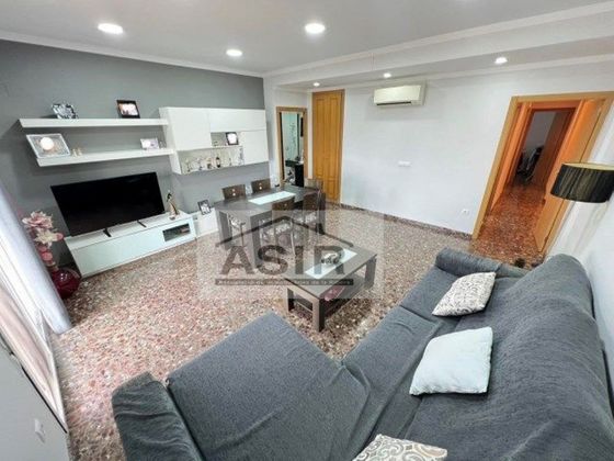 Foto 1 de Venta de piso en calle Ovidi Montllor de 3 habitaciones con garaje y aire acondicionado