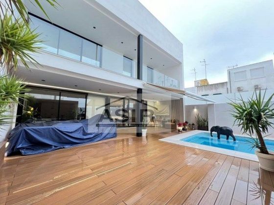 Foto 2 de Casa adossada en venda a calle Serrans de 5 habitacions amb terrassa i piscina