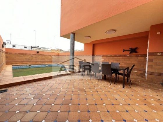 Foto 1 de Casa adossada en venda a calle Isabel Soriano de 4 habitacions amb terrassa i piscina