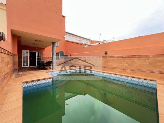 Foto 2 de Casa adosada en venta en calle Isabel Soriano de 4 habitaciones con terraza y piscina