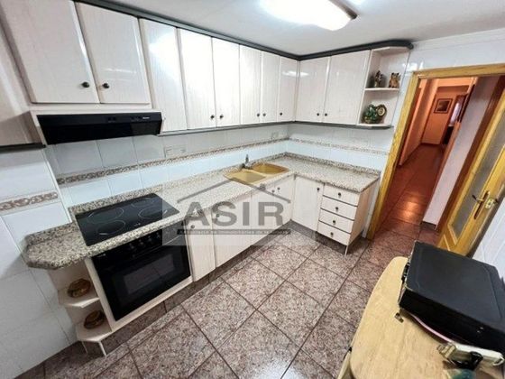 Foto 2 de Casa adossada en venda a calle De Pere Esplugues de 6 habitacions amb terrassa i garatge