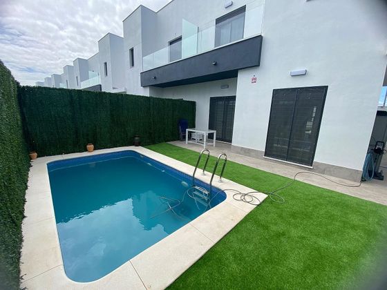 Foto 1 de Venta de casa en Alcalá del Río de 4 habitaciones con piscina y jardín