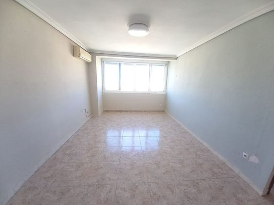 Foto 1 de Piso en alquiler en Doctor Barraquer - G. Renfe - Policlínico de 3 habitaciones con terraza y muebles