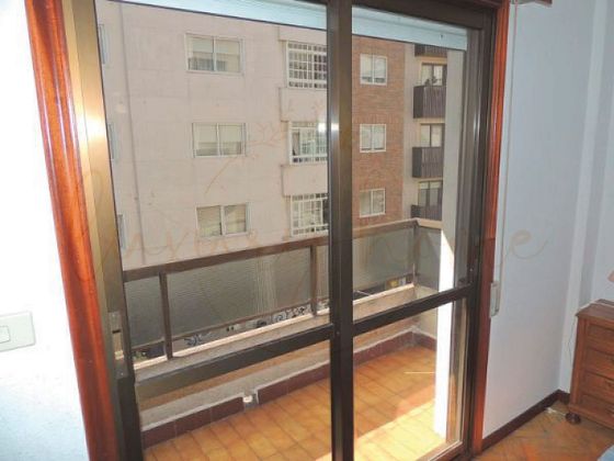 Foto 1 de Pis en lloguer a calle Pintor Laxeiro de 4 habitacions amb mobles i balcó