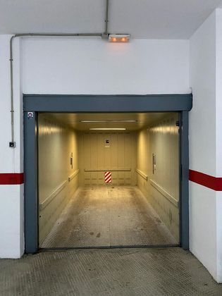 Foto 2 de Garaje en venta en Hospital de 12 m²