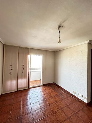Foto 2 de Venta de piso en Ventas de 3 habitaciones con terraza y calefacción