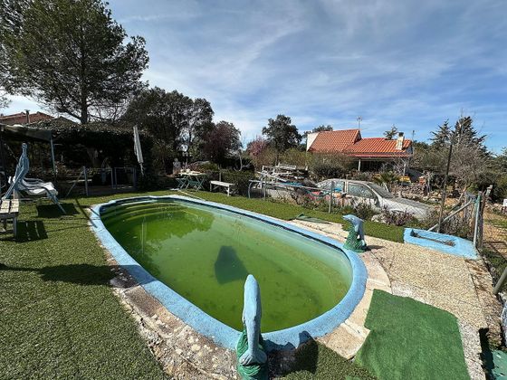 Foto 1 de Venta de chalet en Hontoba de 4 habitaciones con piscina y garaje