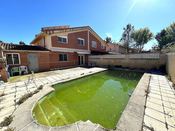 Foto 1 de Casa adossada en venda a Pozo de Guadalajara de 4 habitacions amb piscina i garatge