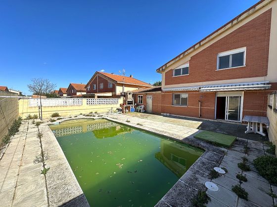 Foto 2 de Casa adossada en venda a Pozo de Guadalajara de 4 habitacions amb piscina i garatge