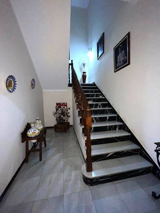 Foto 2 de Casa en venda a Carmona de 6 habitacions amb terrassa i garatge