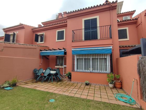 Foto 2 de Alquiler de chalet en Vistahermosa  - Fuentebravía de 4 habitaciones con terraza y jardín