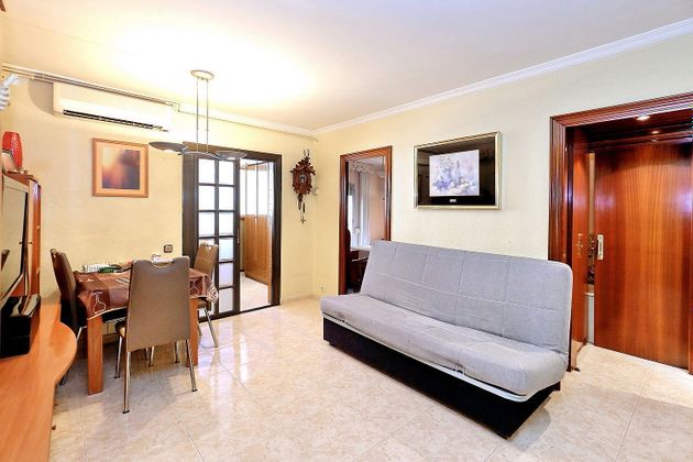 Foto 2 de Piso en venta en La Prosperitat de 3 habitaciones con terraza y aire acondicionado