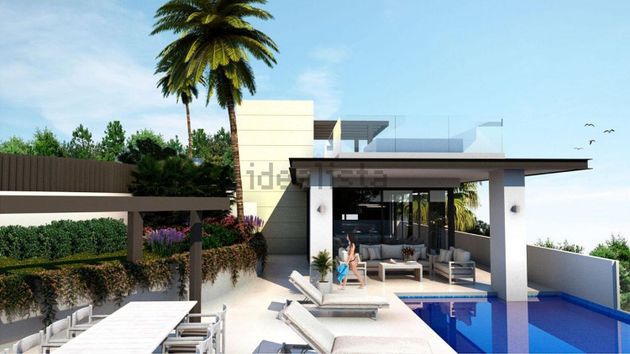 Foto 1 de Venta de chalet en urbanización Golf Río Real de 5 habitaciones con terraza y piscina