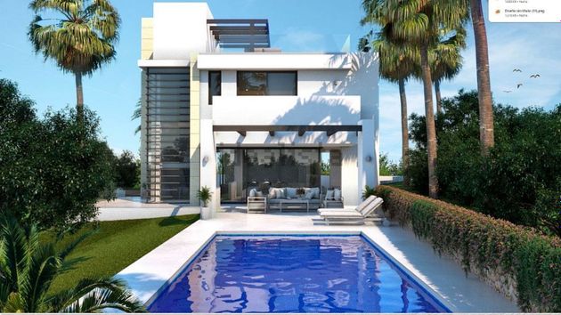 Foto 2 de Venta de chalet en urbanización Golf Río Real de 5 habitaciones con terraza y piscina