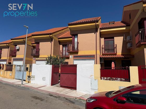 Foto 1 de Casa adosada en venta en calle Bélgica de 4 habitaciones con terraza y garaje