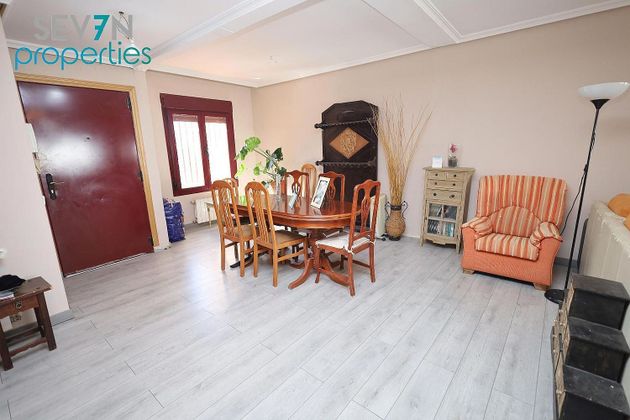 Foto 2 de Casa adosada en venta en calle Bélgica de 4 habitaciones con terraza y garaje