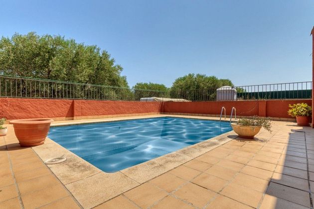 Foto 1 de Chalet en venta en Llers de 5 habitaciones con terraza y piscina