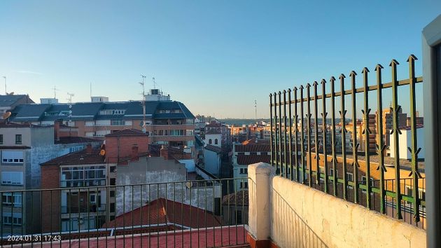 Foto 2 de Venta de ático en calle De Felipe II de 2 habitaciones con terraza y balcón