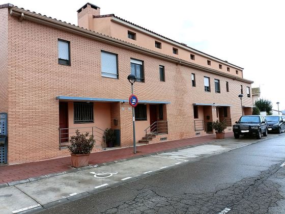 Foto 2 de Casa adossada en venda a calle Alfonso I de 4 habitacions amb terrassa i garatge