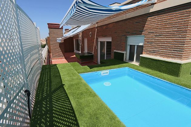 Foto 2 de Àtic en lloguer a Jerónimos de 1 habitació amb terrassa i piscina