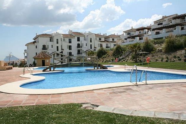 Foto 1 de Piso en venta en La Alcaidesa de 3 habitaciones con terraza y piscina