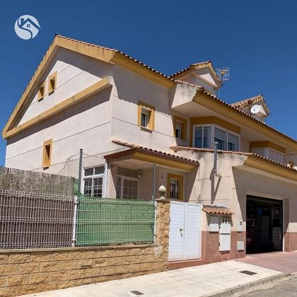 Foto 2 de Venta de casa adosada en Arcas del Villar de 4 habitaciones con terraza y piscina