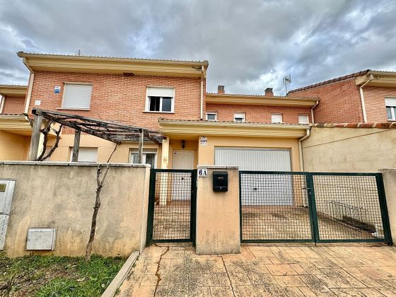 Foto 1 de Casa en venda a calle Sigüenza de 3 habitacions amb garatge i jardí