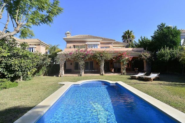 Foto 1 de Xalet en venda a Los Naranjos - Las Brisas de 4 habitacions amb terrassa i piscina