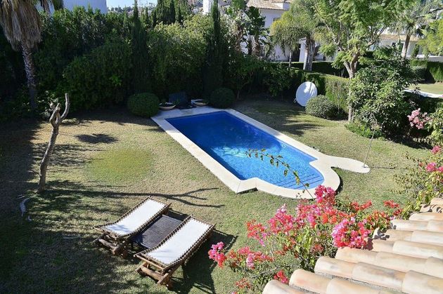 Foto 2 de Xalet en venda a Los Naranjos - Las Brisas de 4 habitacions amb terrassa i piscina