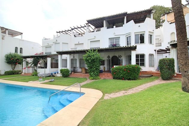 Foto 1 de Casa en venda a Los Naranjos - Las Brisas de 3 habitacions amb terrassa i piscina