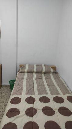 Foto 2 de Alquiler de piso en calle Doctor Rojas Ballesteros de 4 habitaciones con muebles y balcón