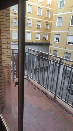Foto 1 de Alquiler de piso en calle Doctor Rojas Ballesteros de 4 habitaciones con muebles y balcón