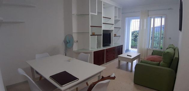 Foto 2 de Pis en lloguer a V Centenario-Piletas-Capuchinos de 3 habitacions i 80 m²