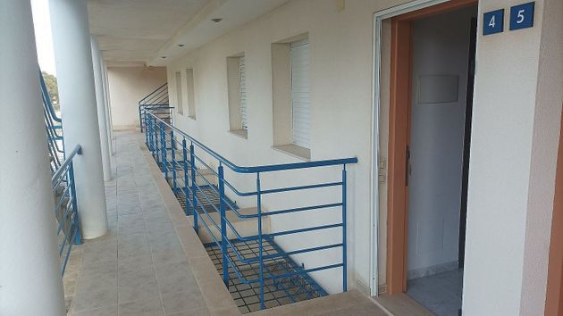 Foto 2 de Venta de piso en Amposta de 2 habitaciones con terraza y piscina