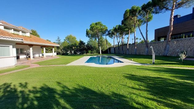 Foto 2 de Chalet en venta en La Moraleja distrito de 5 habitaciones con terraza y piscina