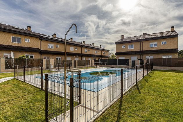 Foto 2 de Casa en venda a Zona Iglesia - Estación de 4 habitacions amb piscina i garatge