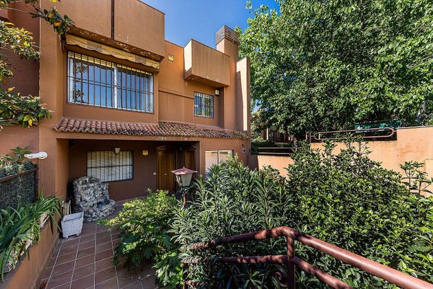 Foto 2 de Casa en venta en Alameda de Osuna de 6 habitaciones con terraza y piscina