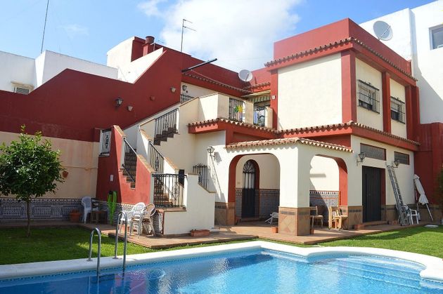Foto 2 de Venta de chalet en Puerto Real de 5 habitaciones con terraza y piscina